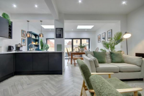 Clover lodge Portsmouth luxury home with off road free parking